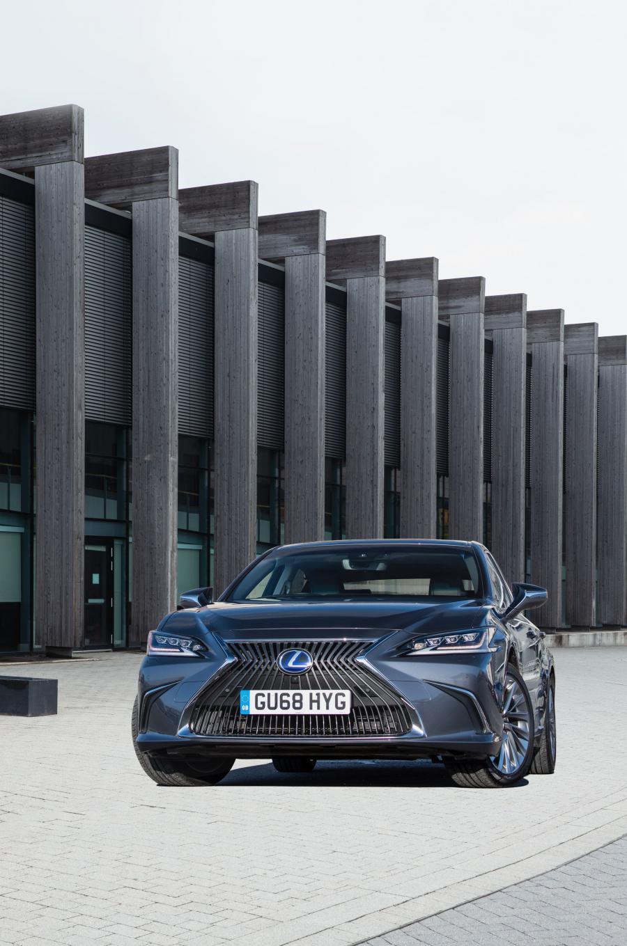  Lexus ES300h 2019 года  (UK) (фото 16 из 30)
